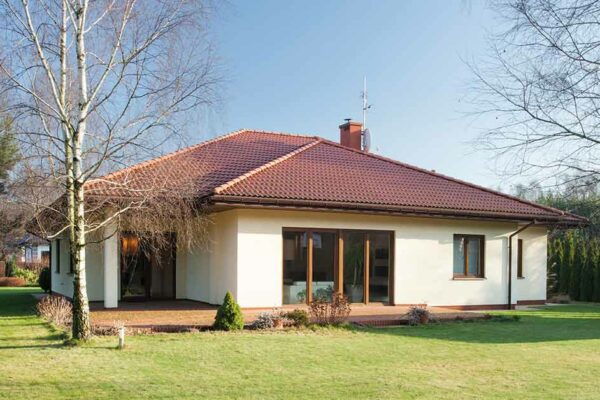 Ein Haus mit Garten unter blauem Himmel mit Bäumen | Altervorsorge Immobilie