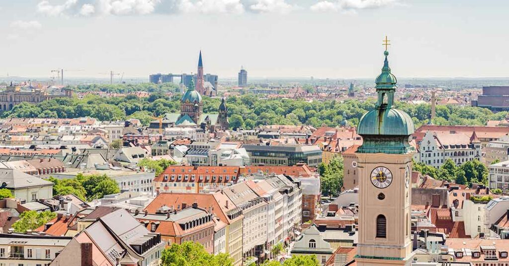 Eine Stadt aus der Vogelperspektive mit Kirchturm - Immobilienbewertung