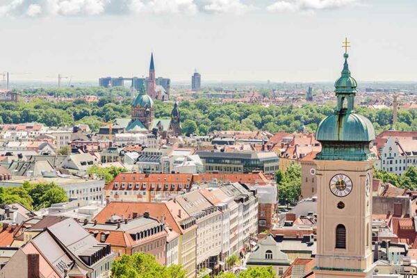 Eine Stadt aus der Vogelperspektive mit Kirchturm - Immobilienbewertung