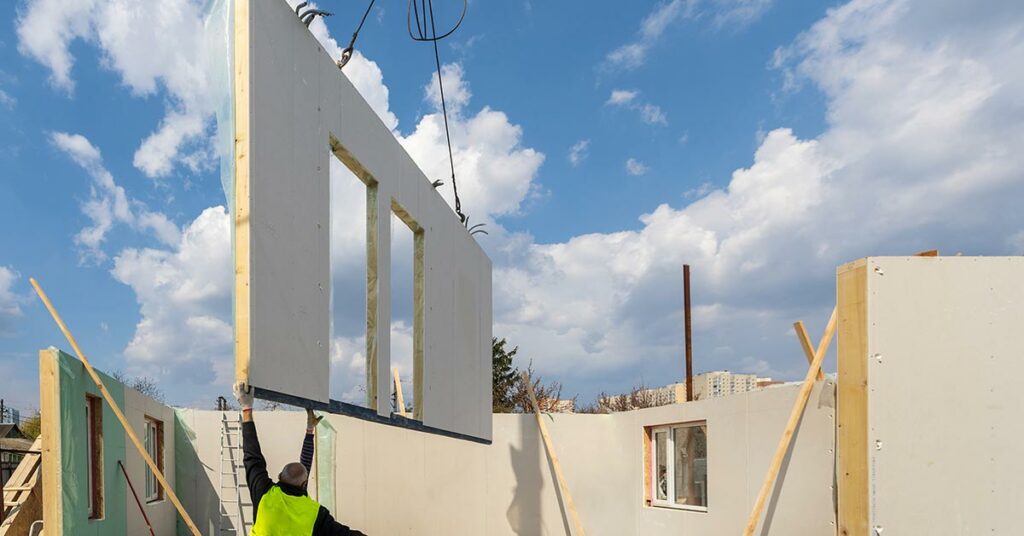 Baustelle, Fertigteile für Fertighaus werden angeliefert