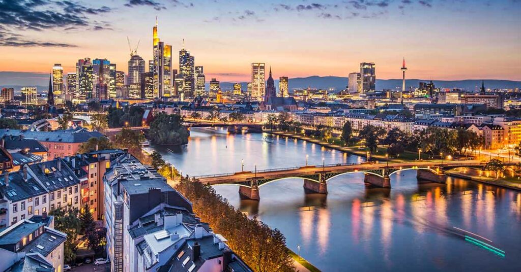 Blick auf Frankfurt und den Main in der blauen Stunde | Immobilienkauf